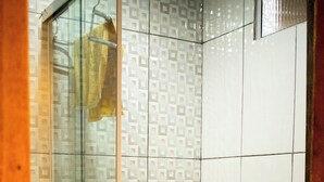 Chuveiro, secador de cabelo, toalhas de banho, sabonete
