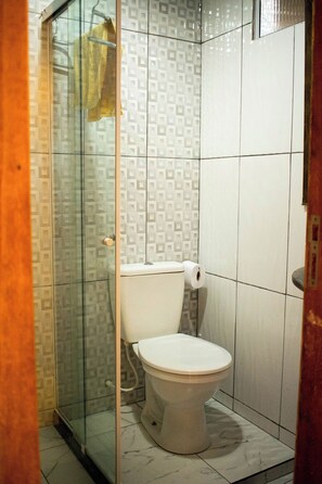 Suihku, hiustenkuivaaja, pyyhkeet, saippua