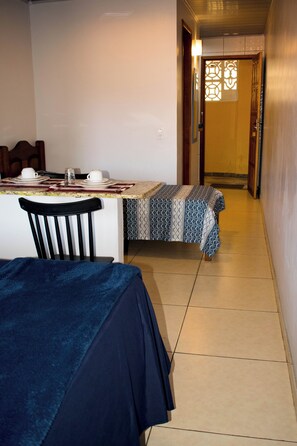 Silitysrauta/-lauta, Wi-Fi, vuodevaatteet