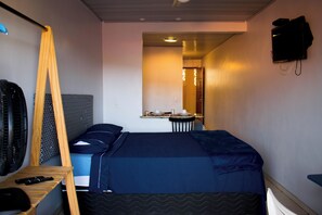 Silitysrauta/-lauta, Wi-Fi, vuodevaatteet