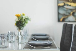 Dining - Stylish Deluxe Two-Bedroom Apartment in Vibrant Vauxhall – Sleeps 6 (London)