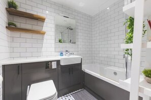 Hair dryer, towels, soap, toilet paper - Stylish Deluxe Two-Bedroom Apartment in Vibrant Vauxhall – Sleeps 6 (London)