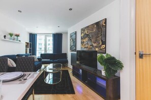 Living area - Stylish Deluxe Two-Bedroom Apartment in Vibrant Vauxhall – Sleeps 6 (London)
