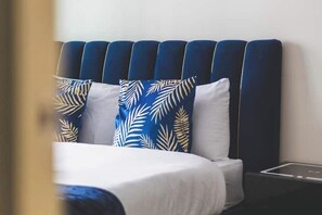 2 bedrooms, iron/ironing board, WiFi, bed sheets - Stylish Deluxe Two-Bedroom Apartment in Vibrant Vauxhall – Sleeps 6 (London)