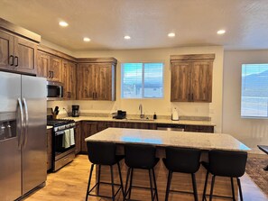 Een koelkast, een magnetron, een oven, een kookplaat