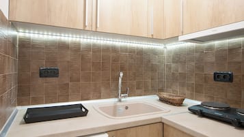 Deluxe Double Studio | Private kitchenette | Mini-fridge, cookware/dishes/utensils