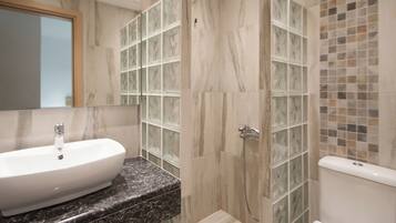 Deluxe Double Studio | Salle de bain | Douche, serviettes fournies, papier toilette