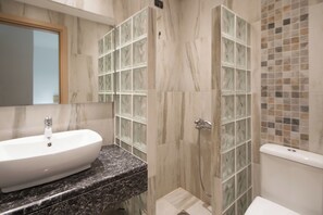 Deluxe Double Studio | Baño | Regadera, toallas, papel de baño