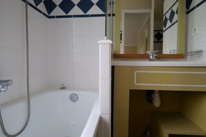 Een douche, een haardroger, handdoeken