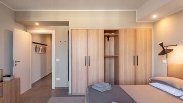 Planxa i posts de planxar, wifi i roba de llit