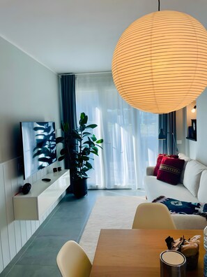 Una televisión, una chimenea