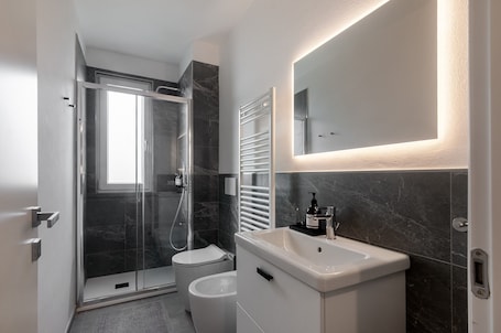 Shower, hair dryer, towels. Blueyes House Tuscany