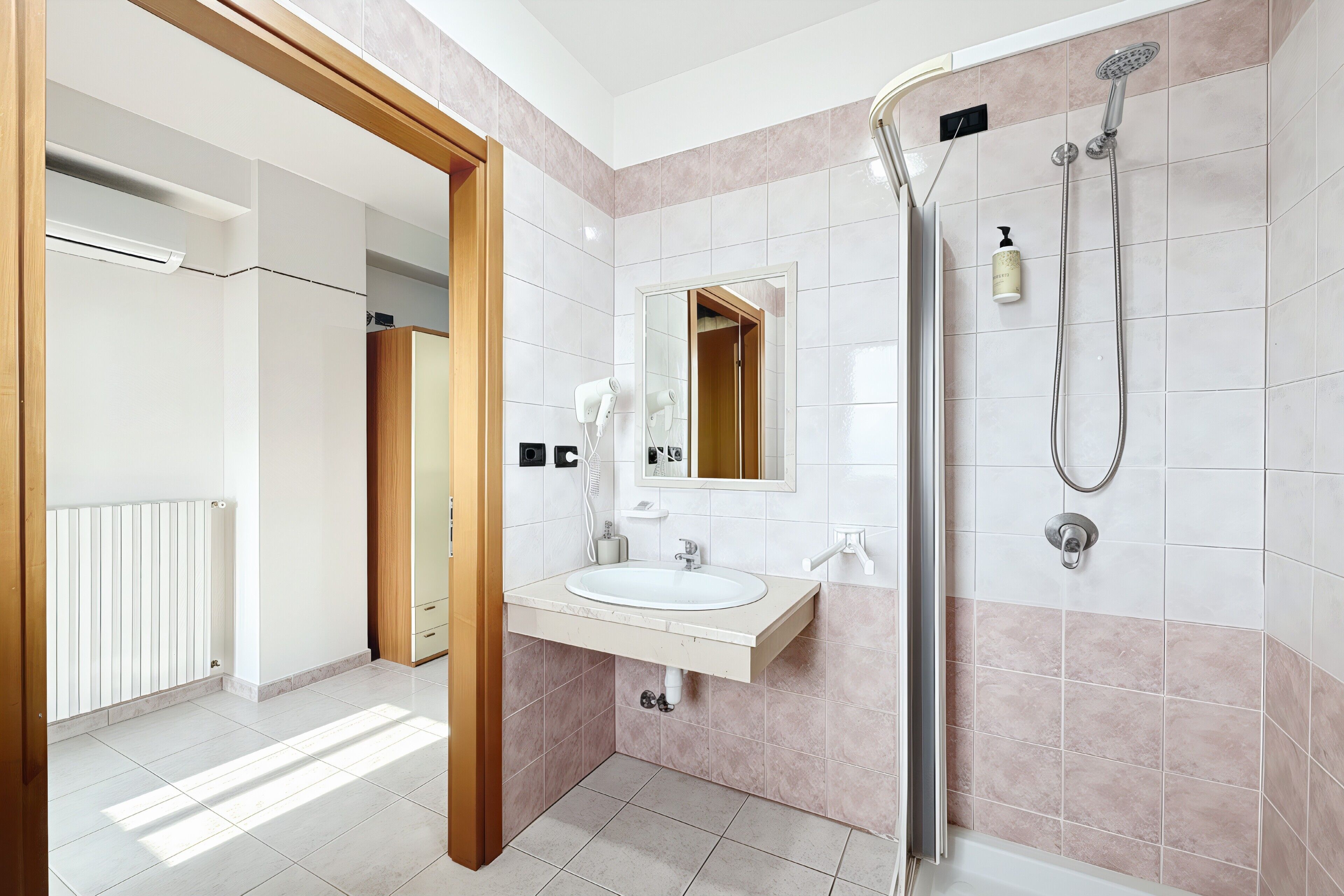 Dusche, Haartrockner, Handtücher