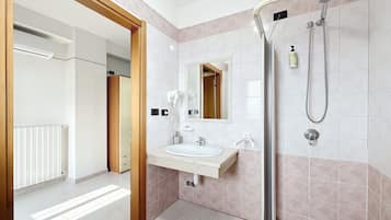Dusche, Haartrockner, Handtücher