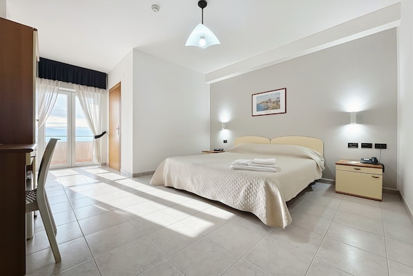 1 bedroom, WiFi, bed sheets - Bright B&B with Sea View Balcony - 102 - Santangelo - Pool (Monte Sant'Angelo)