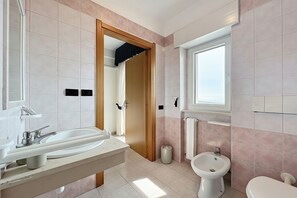 A modern bathroom with a large sink, bidet, and toilet. - Bright B&B with Sea View Balcony - 105 - Santangelo - Pool (Monte Sant'Angelo)