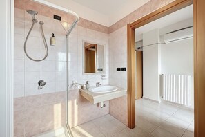 A modern bathroom with a shower, sink, and mirror. - Bright B&B with Sea View Balcony - 105 - Santangelo - Pool (Monte Sant'Angelo)