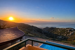 A pool with a view of mountains and the sun setting in the background. - B&B with Window - 106 - Santangelo - Pool (Monte Sant'Angelo)