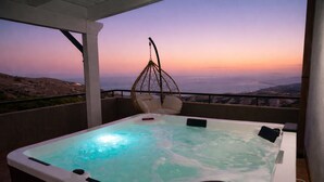 A hot tub with a view of the landscape. - B&B with Window - 106 - Santangelo - Pool (Monte Sant'Angelo)