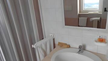 Een douche, een haardroger, handdoeken