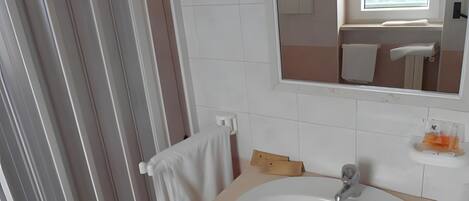 Douche, séchoir à cheveux, serviettes fournies