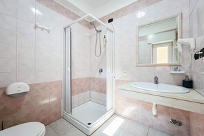 A modern bathroom with a glass-enclosed shower, a sink with a mirror, and a toilet. - B&B with Window - 108 - Santangelo - Pool (Monte Sant'Angelo)