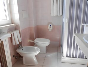 تجهيزات دش، مجففات شعر، مناشف