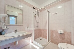 A bathroom with a shower, sink, toilet, and a mirror. - B&B with Window - 107 - Santangelo - Pool (Monte Sant'Angelo)