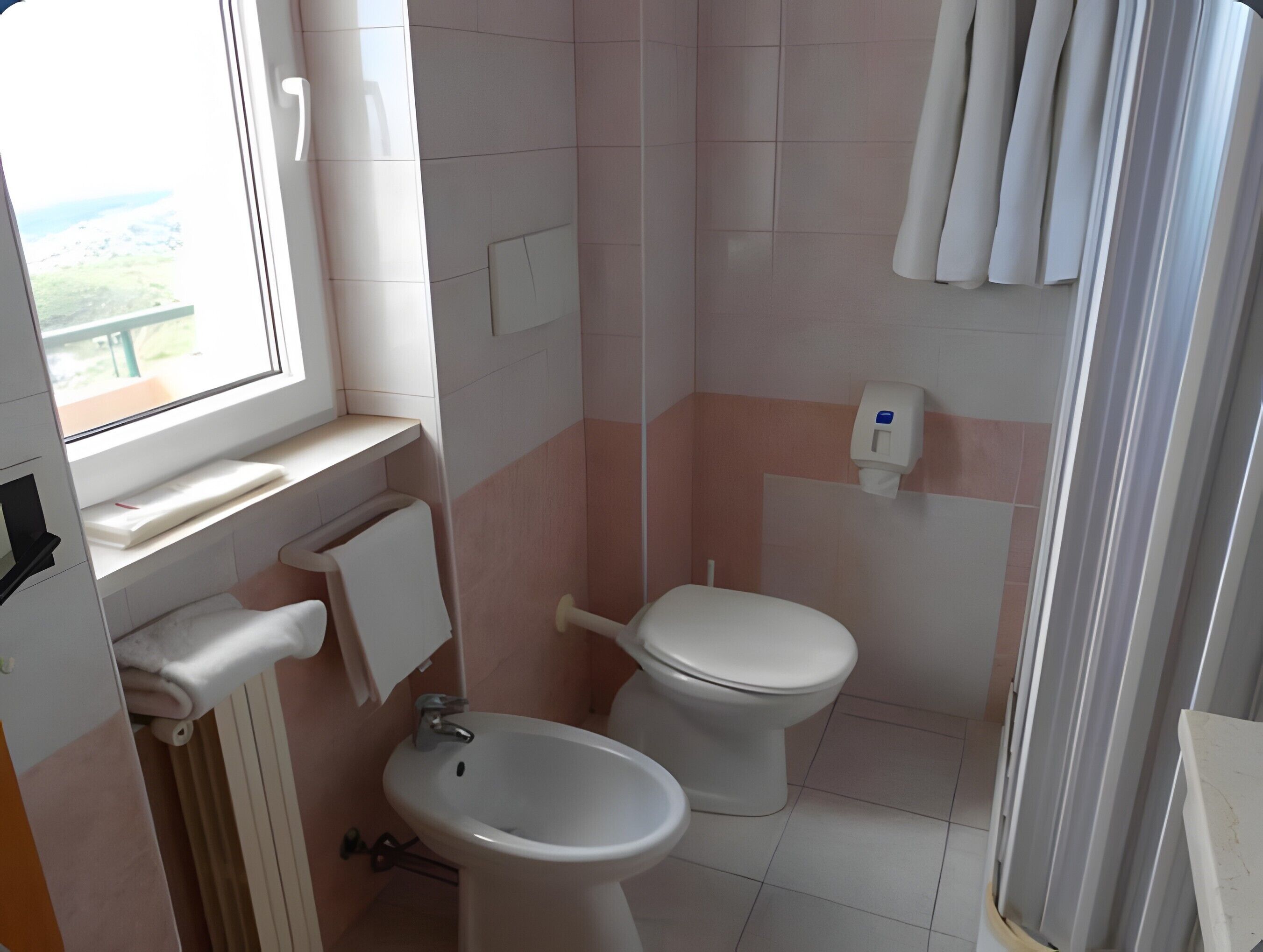 Douche, sèche-cheveux, serviettes fournies