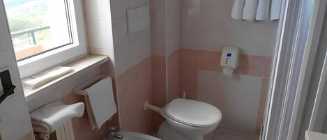 シャワー、ヘアドライヤー、タオル