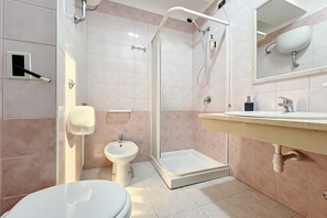 A modern bathroom with a shower, bidet, toilet, and sink. - Single B&B Room with Window - 111 - Santangelo - Pool (Monte Sant'Angelo)