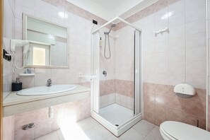 A bathroom with a shower, sink, and toilet. - B&B with Window - 109 - Santangelo - Pool (Monte Sant'Angelo)