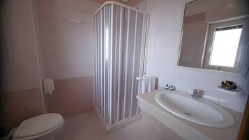 Douche, sĂšche-cheveux, serviettes fournies