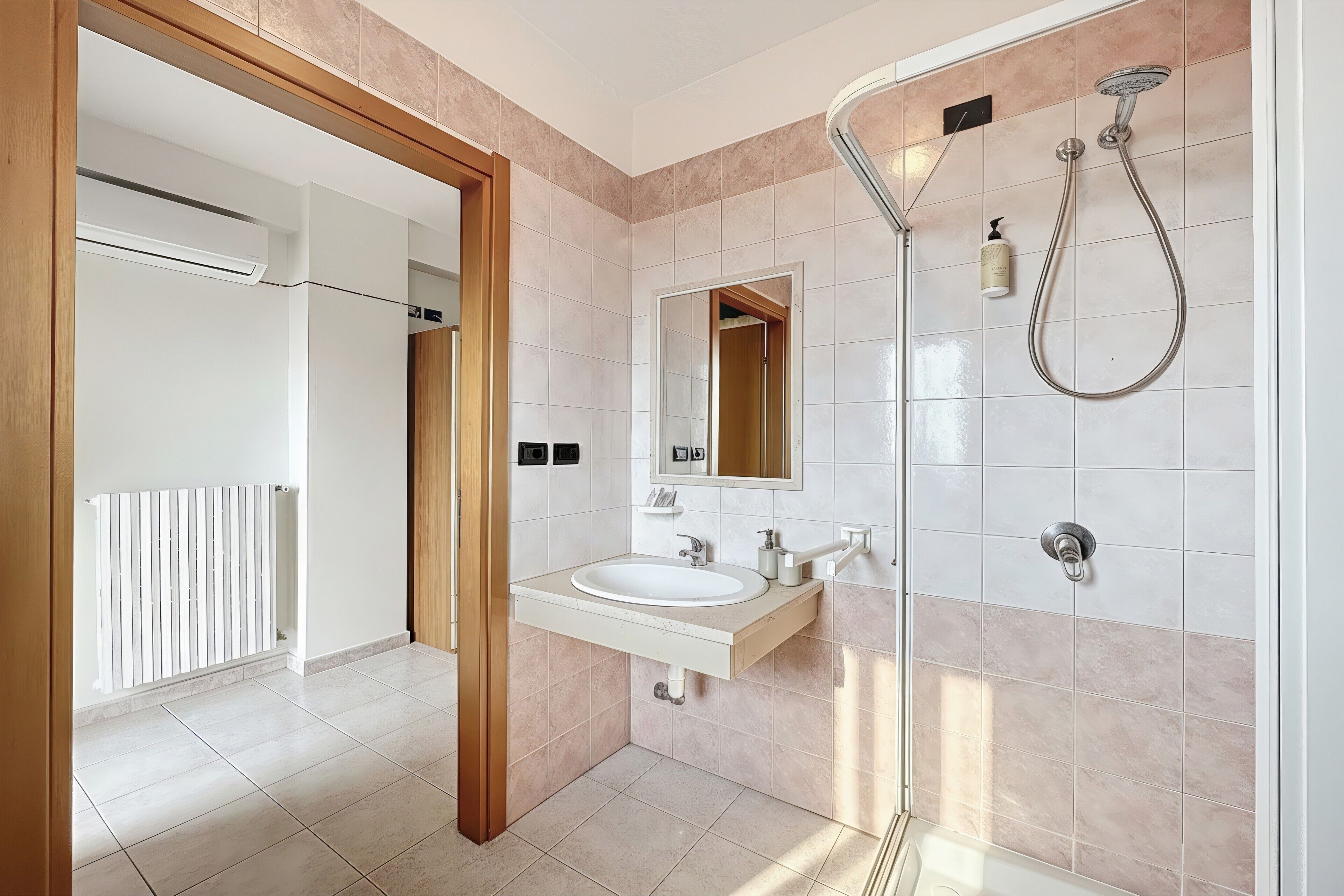Een douche, een haardroger, handdoeken