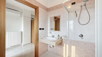 Een douche, een haardroger, handdoeken