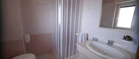 シャワー、ヘアドライヤー、タオル