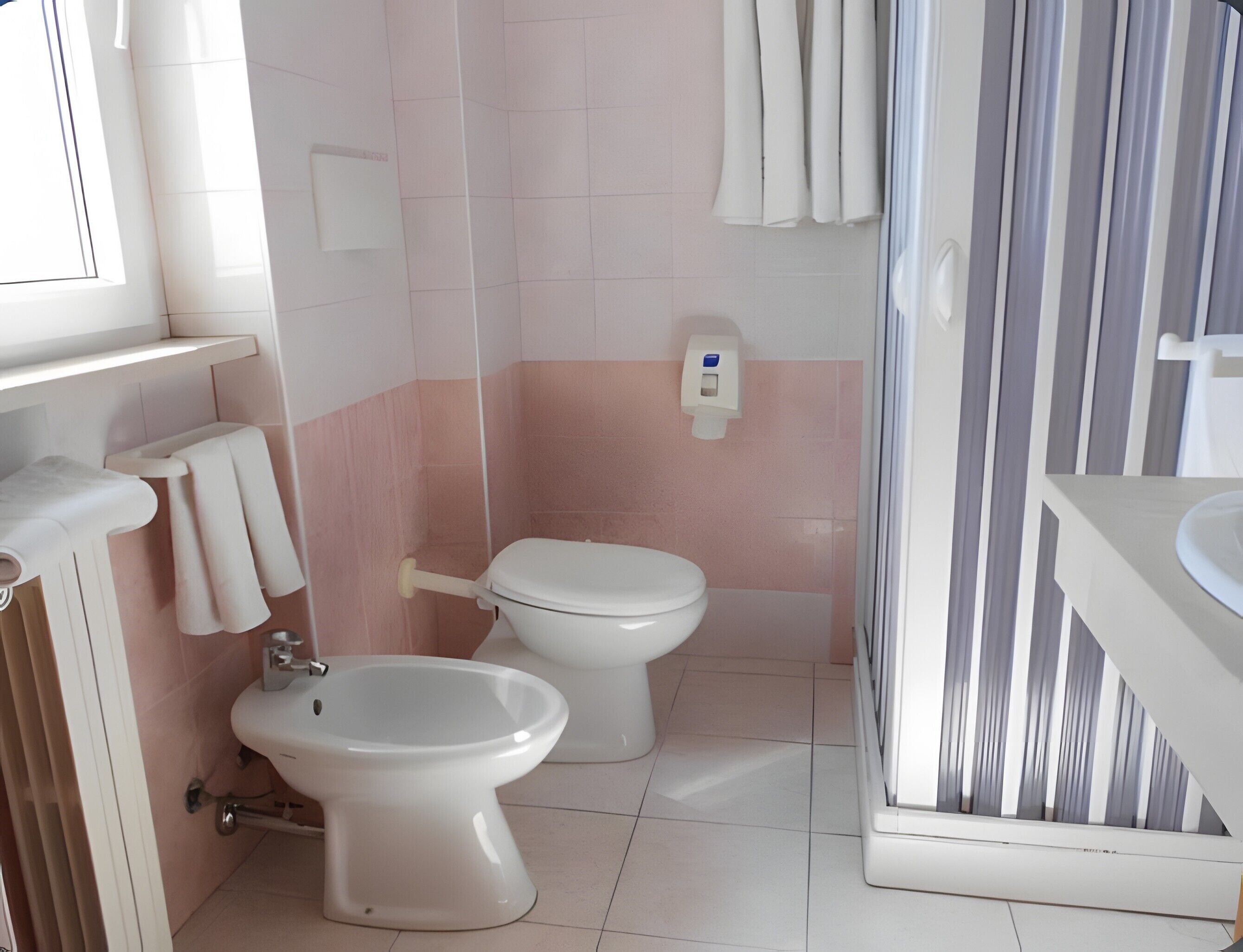 Douche, séchoir à cheveux, serviettes fournies