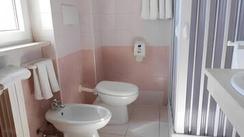 Douche, séchoir à cheveux, serviettes fournies