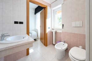 A bathroom with a sink, bidet, toilet, and a window. - B&B with Window - 232 - Santangelo - Pool (Monte Sant'Angelo)