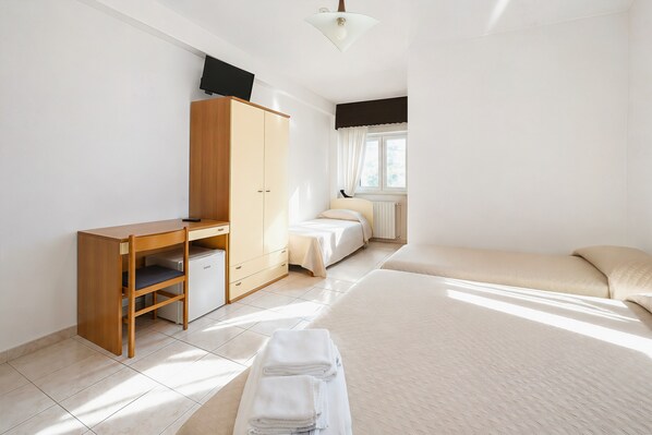 1 bedroom, WiFi, bed sheets - B&B with Window - 232 - Santangelo - Pool (Monte Sant'Angelo)