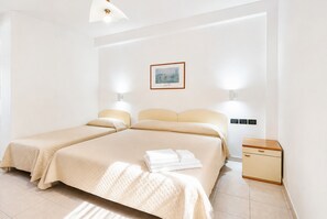 1 bedroom, WiFi, bed sheets - B&B with Window - 232 - Santangelo - Pool (Monte Sant'Angelo)