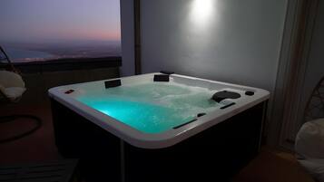 Indoor spa tub