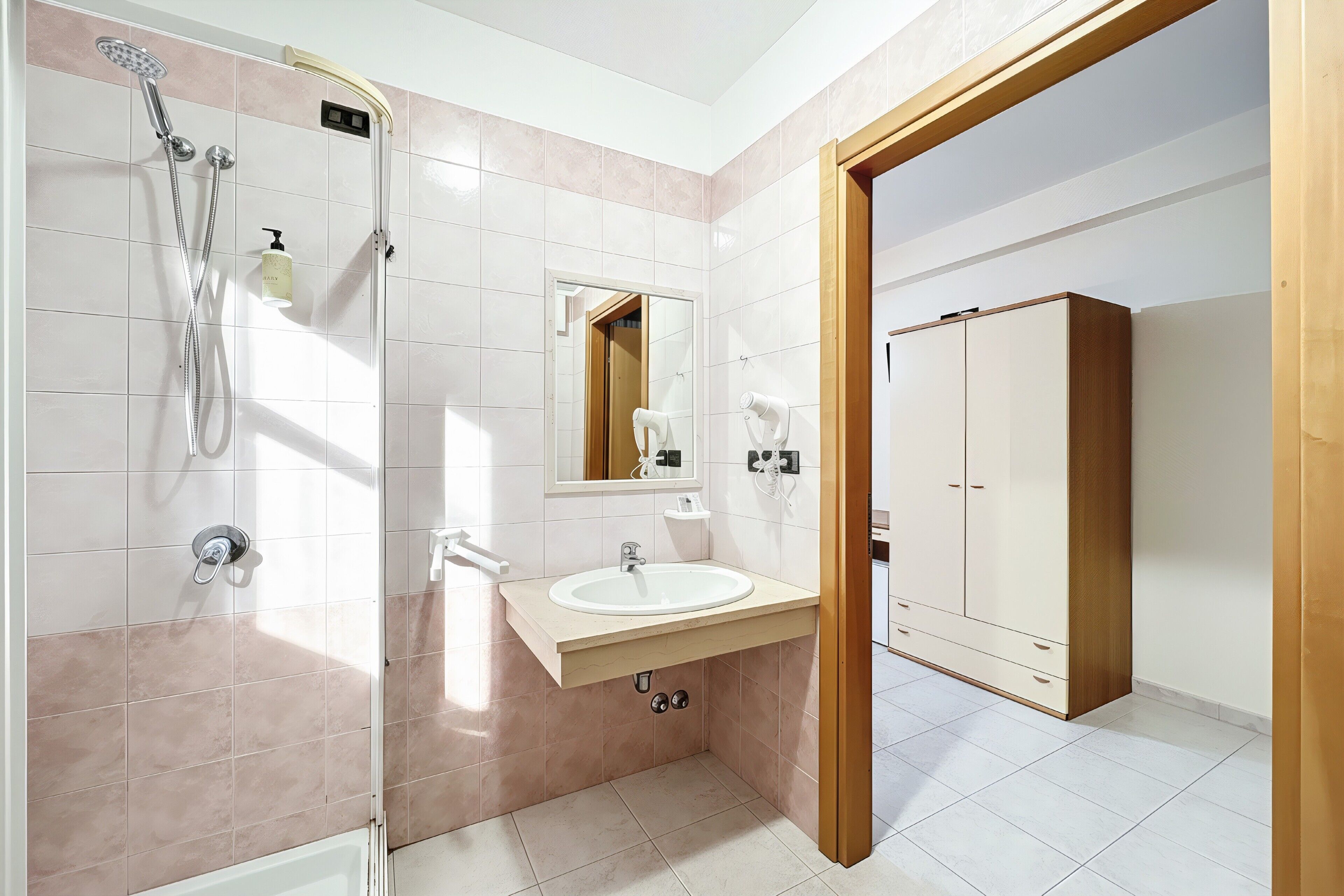 Dusche, Haartrockner, Handtücher