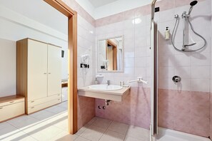 A modern bathroom with a sink, mirror, and shower. - B&B with Window - 237 - Santangelo - Pool (Monte Sant'Angelo)