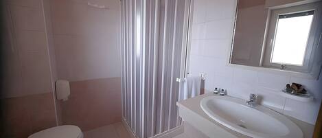 Douche, séchoir à cheveux, serviettes fournies