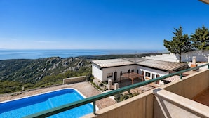 A pool with a view of the sea, a modern house with a balcony, and a mountainous landscape. - B&B Sea View with Balcony - 243- Santangelo - Pool (Monte Sant'Angelo)