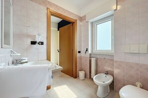 A modern bathroom with a sink, bidet, and toilet. - Bright B&B with Sea View Balcony - 242- Santangelo - Pool (Monte Sant'Angelo)