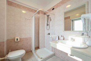 A modern bathroom with a glass-enclosed shower, a toilet, and a sink with a mirror. - Bright B&B with Sea View Balcony - 242- Santangelo - Pool (Monte Sant'Angelo)