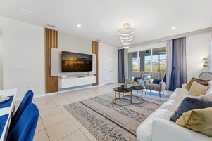 独立别墅 (6 Bedrooms) | 起居区 | 50-英寸智能电视（配备有线频道）