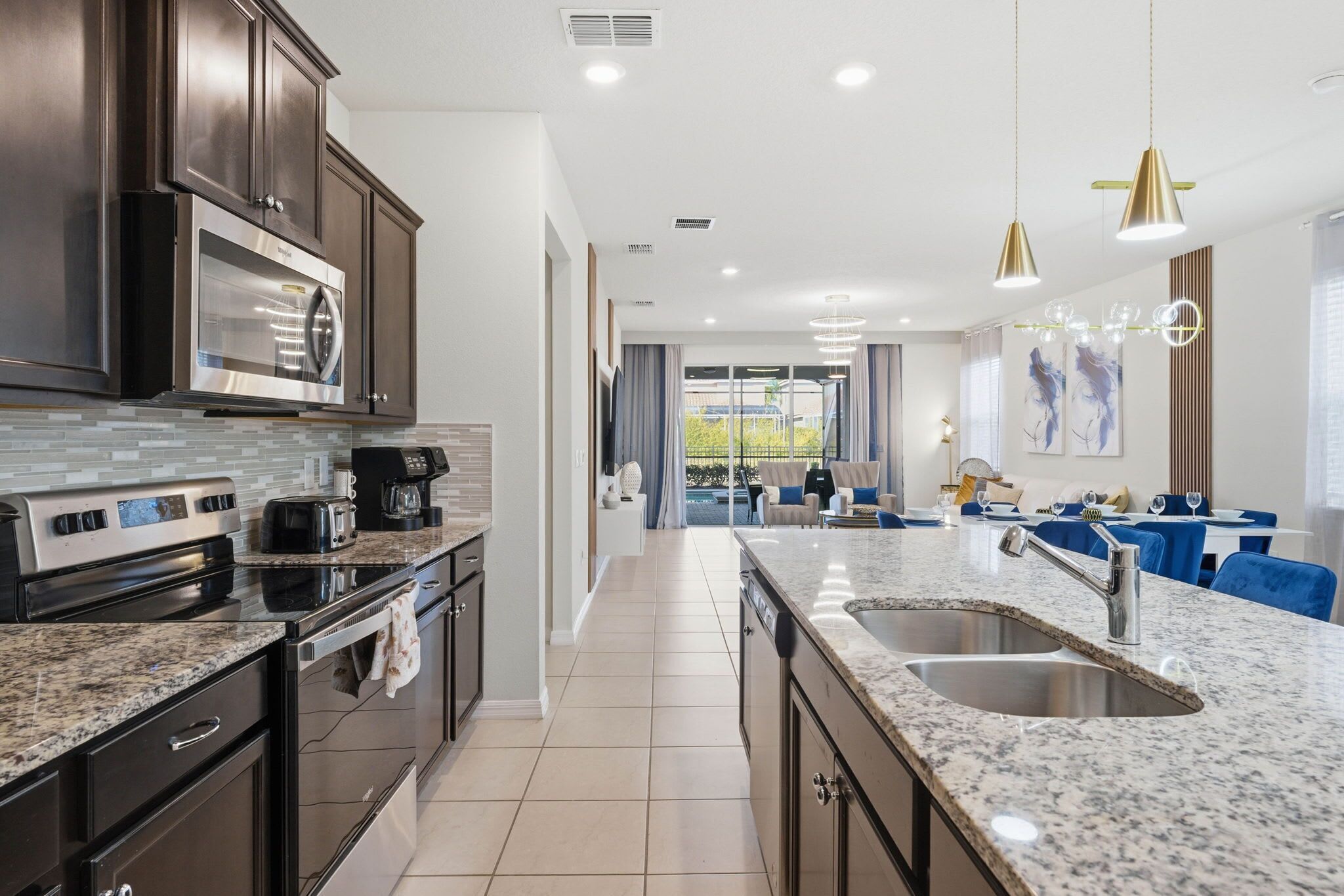 Huis (6 Bedrooms) | Privékeuken | Een microgolfoven, een oven, een kookplaat, een vaatwasser